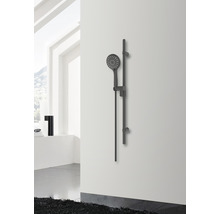Duschset mit Brausestange an Badezimmerwand