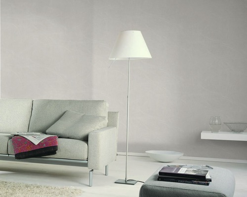 Wohnzimmer mit Stehlampe, Sofa und Dekoration