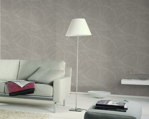 Salon avec papier peint design gris, lampadaire, canapé et tabouret