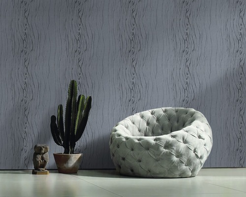 Wohnraum mit Wandtapete in Holzoptik, Sessel, Kaktus und Dekoration