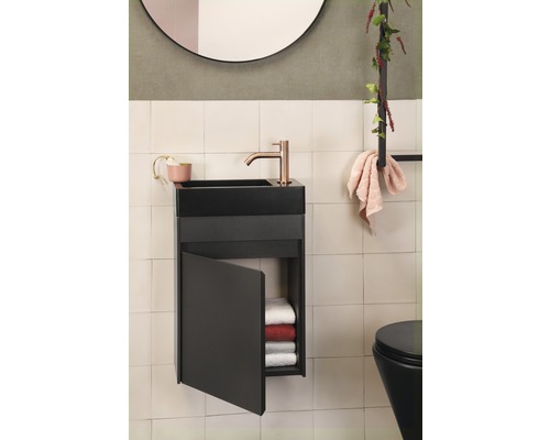 Salle de bains moderne avec meuble sous-vasque noir et porte ouverte