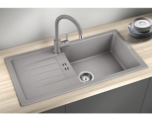 Spültisch aus Silgranit mit Abtropffläche und Armatur auf einer Arbeitsplatte