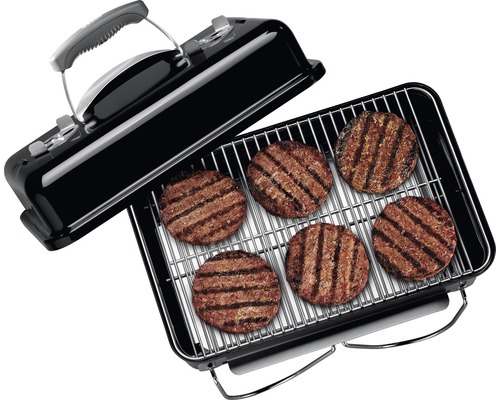 Tragbarer Grill mit Grillgut auf dem Rost