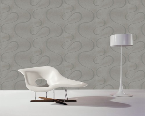 Aménagement intérieur avec papier peint, fauteuil et lampadaire