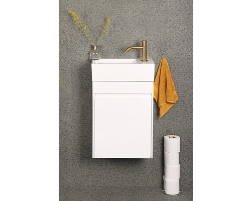 Weisser Waschbeckenunterschrank mit Armatur, Handtuch und Toilettenpapierhalter