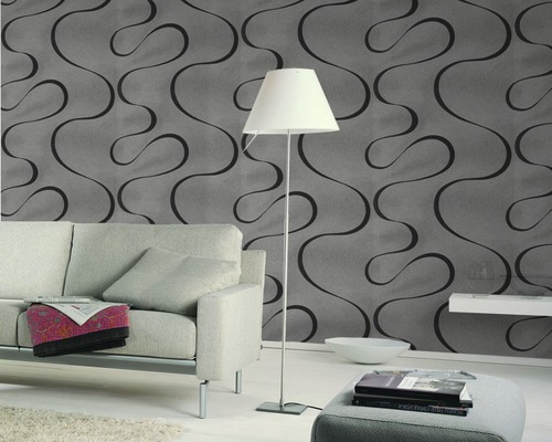 Salon avec papier peint gris à motif ondulé, canapé et lampadaire