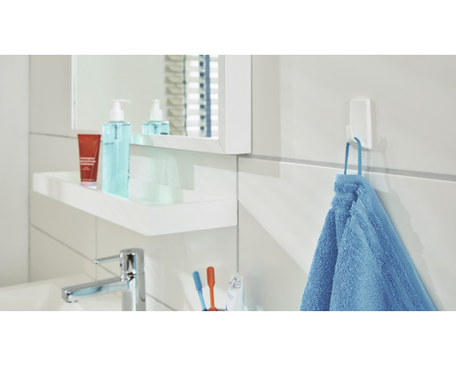 Salle de bains claire avec lavabo, miroir, étagère et crochet pour serviette