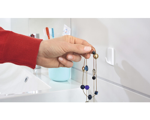 Crochet décoratif pour ranger des bijoux dans la salle de bain.