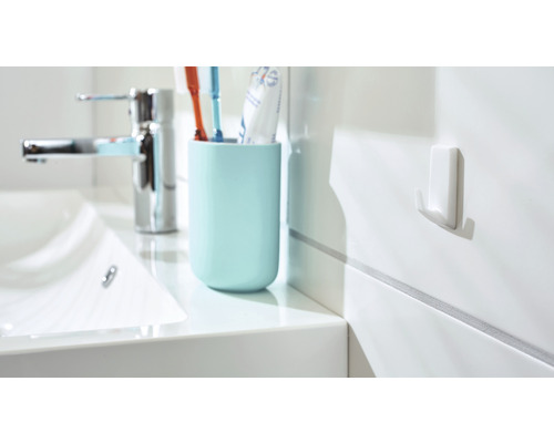 Lavabo de salle de bain avec robinet, gobelet pour brosse à dents et crochet mural