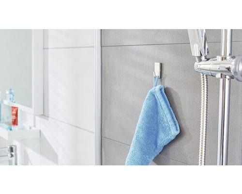 Salle de bain moderne avec crochet pour serviette et douche