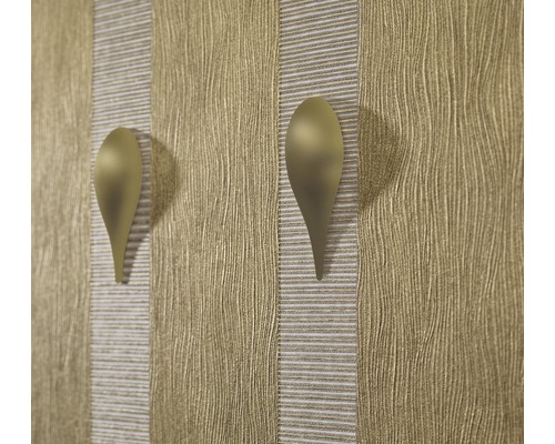 Nahaufnahme von zwei goldenen Wandleuchten an einer strukturierten Wand