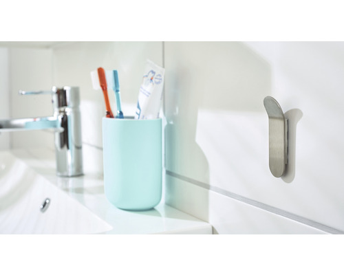 Badezimmer Waschbecken mit Armatur, Zahnbürsten, Zahnpasta und Wandhaken