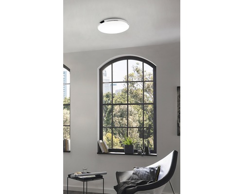 Vue d''une pièce moderne avec un plafonnier rond dans une pièce lumineuse