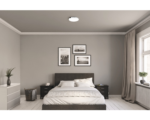 Chambre avec lit double, tables de chevet, commode, fenêtre et plafonnier