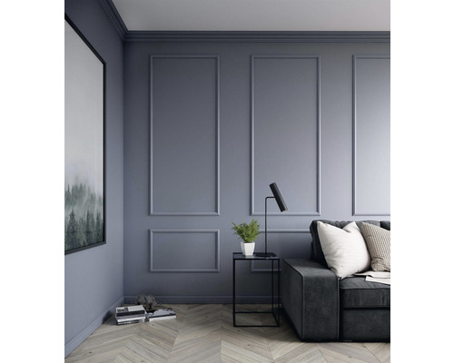 Salon avec panneaux muraux, canapé et décoration