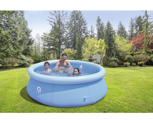 Piscine gonflable dans le jardin avec des personnes qui jouent