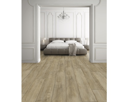 Heller Schlafraum mit Holzboden, Bett und dekorativer Beleuchtung.