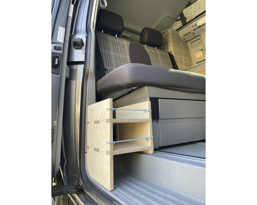 Intérieur d''un van avec un escabeau en bois devant un siège