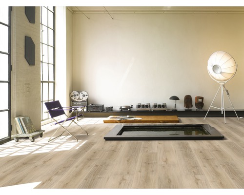 Heller Raum mit Bodenbelag in Holzoptik, Sitzgelegenheit und Dekoration