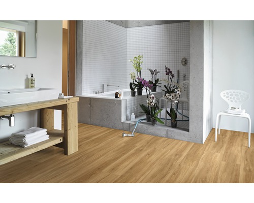 Salle de bain avec plancher en bois, lavabo, baignoire et plantes