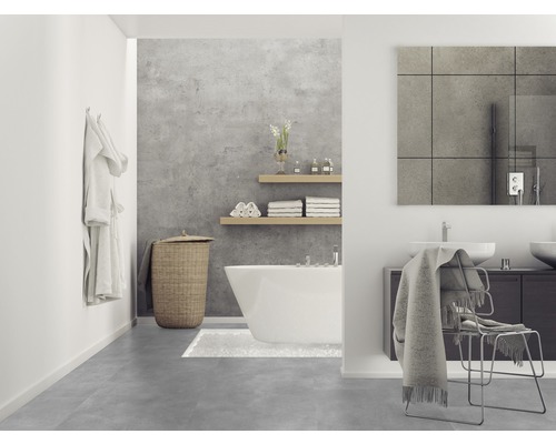 Helles Badezimmer mit Badewanne, Ablageflächen, Wäschekorb und Handtüchern für ein entspannendes Ambiente