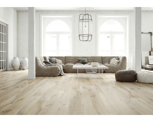 Heller Wohnraum mit Holzboden, Sofa, Tisch und Dekoration