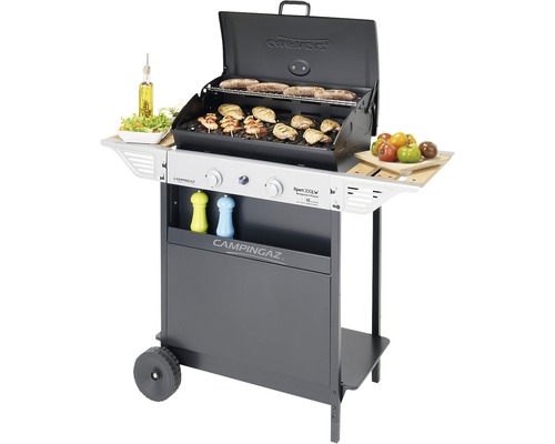 Barbecue à gaz Campingaz avec aliments grillés, étagères latérales et roulettes