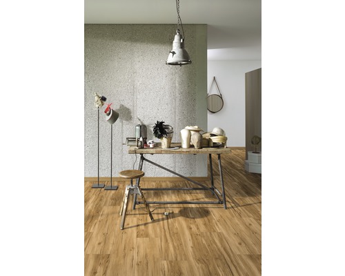 Pièce lumineuse avec parquet, table d''atelier et éclairage