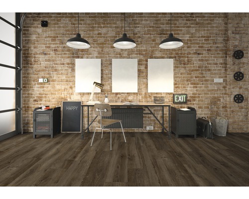 Ein Arbeitszimmer mit Schreibtisch, Stuhl und Holzboden.