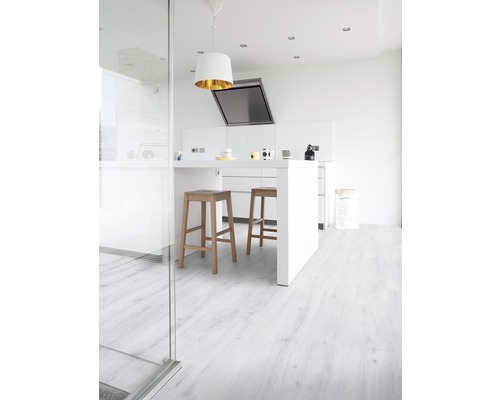 Helle Küche mit Kücheninsel, Barhockern und Holzboden