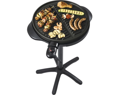 Elektrischer Standgrill mit verschiedenen Lebensmitteln wie Spießen, Gemüse und Würstchen