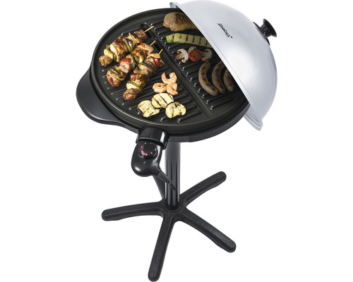 Elektrischer Standgrill mit Grillgut wie Würstchen, Gemüse und Fleischspieße