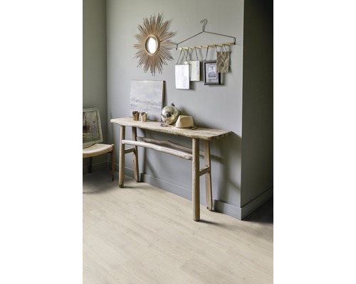 Einrichtungsbeispiel mit einem Holztisch und Dekoration in einem hellen Raum.