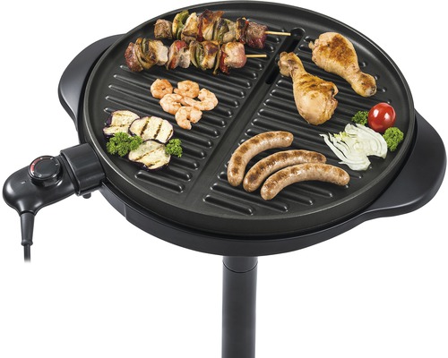 Elektrischer Standgrill mit Grillgut wie Spieße, Garnelen, Hähnchen, Wurst und Gemüse