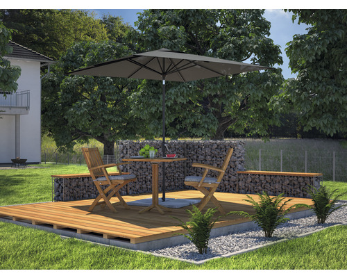 Terrasse avec mur de gabions, mobilier de jardin et parasol dans le jardin