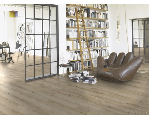 Salon lumineux avec bibliothèque, échelle, fauteuil en forme de gant et sol stratifié