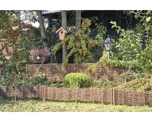 Bordure pour plates-bandes Konsta 120 x 40 cm osier naturel Jardin avec clôture en osier, nichoir et plantations
