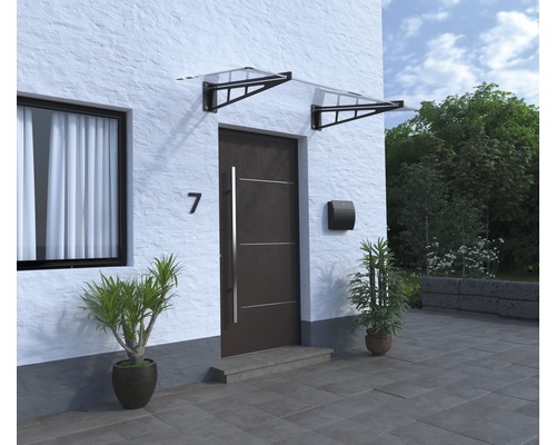 Haustür mit Vordach und Hausnummer vor einer Fassade