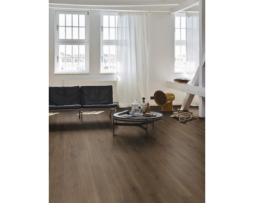 Salon avec sol stratifié, canapé et table