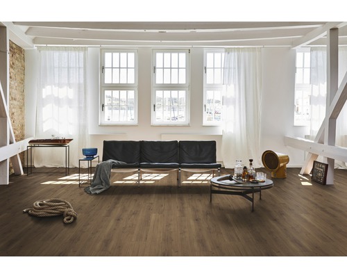 Pièce lumineuse avec sol stratifié, canapé et fenêtres