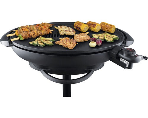 Elektrogrill mit Grillgut wie Spießen, Zucchini und Maiskolben