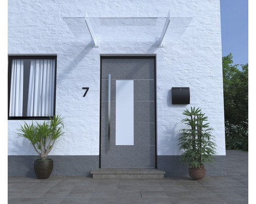 Hausfassade mit Haustür, Briefkasten und Vordach