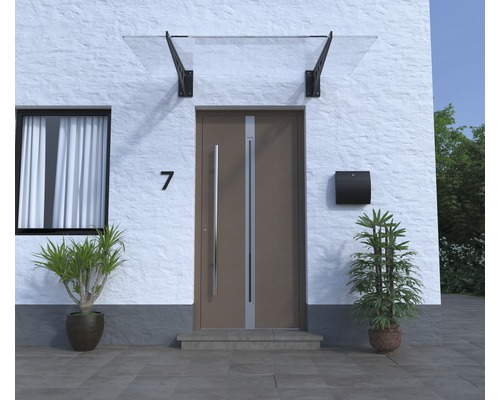 Hausfassade mit Haustür, Briefkasten und Vordach