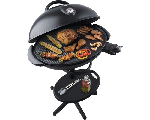 Elektrogrill mit Speisen auf dem Grillrost und Zubehör auf dem Ablagetisch