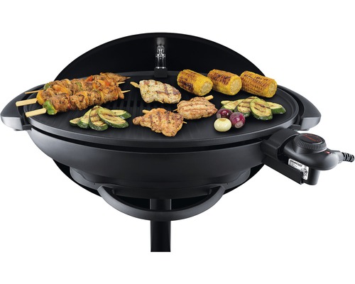 Elektrogrill mit Grillgut wie Spießen, Maiskolben und Zucchini