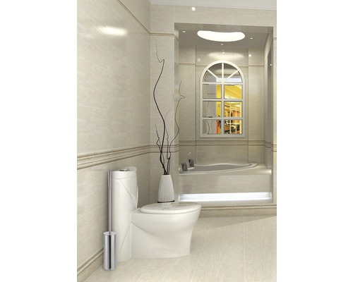 Salle de bains avec toilettes, baignoire et revêtement en carreaux beiges