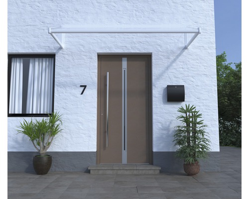 Hausfassade mit Haustür, Briefkasten und Vordach