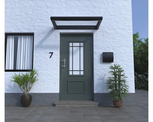 Eingangsbereich eines Hauses mit Haustür, Briefkasten und Vordach