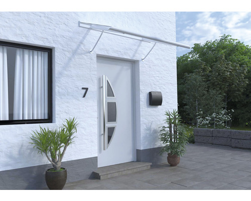Zone d''entrée d''une maison avec auvent, porte d''entrée, boîte aux lettres et pots de fleurs.