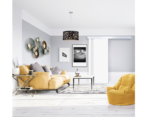 Salon lumineux avec canapé, fauteuil, table basse, suspension et décoration murale